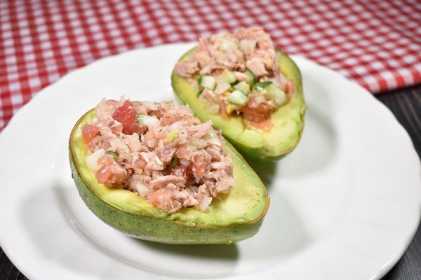 aguacate relleno de atún y gambas