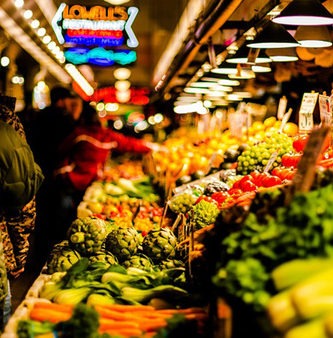 Mercado aprendiendo cómo comprar en la dieta cetogénica